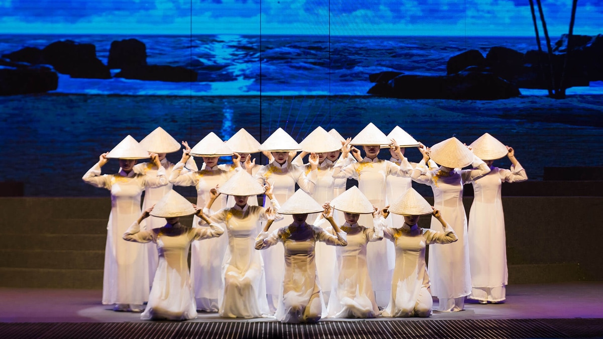 Performed by graceful dancers wearing ao dai and holding the traditional conical hat, this dance captures the beauty of Vietnamese rural life, femininity, and harmony with nature 